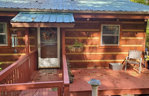 Fleetwood Cabin | Near West Jefferson, Boone + Blue Ridge Parkway! Mountain get away w/fireplace.