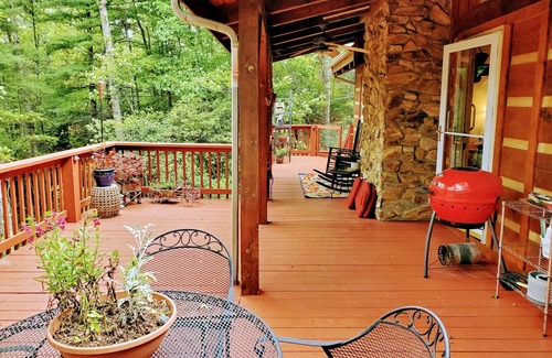 Fleetwood Cabin | Near West Jefferson, Boone + Blue Ridge Parkway! Mountain get away w/fireplace.