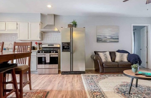 East Terrell Hills House | Near Zoo, Alamo, & Downtown! Tranquil and Tropical