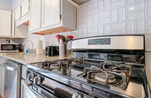 East Terrell Hills House | Near Zoo, Alamo, & Downtown! Tranquil and Tropical
