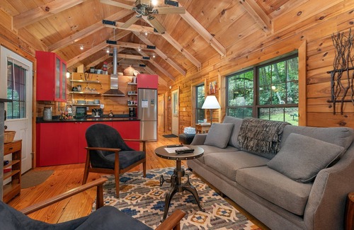 Black Mountain Cabin | Nearly Eden | Log Cabin with Hot Tub 10 Min. from Town!
