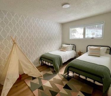 Golden House | Nell's Mountain Lodge - Arcade Hottub Fire Pit 5 Acres