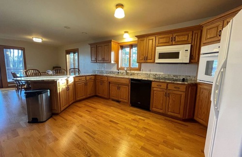 Hayward Cabin | Nelson Oaks on Nelson Lake