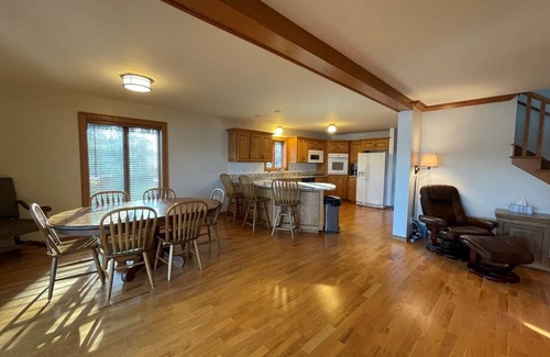 Hayward Cabin | Nelson Oaks on Nelson Lake