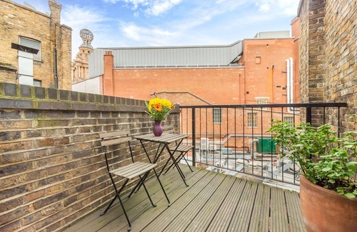 London City Centre Apartment | Nelson's Pad - Trafalgar Square - by Frankie Says