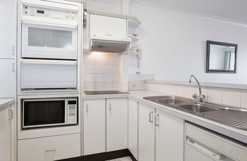 Nelson Bay Apartment | Nelson Towers, 9,71a Victoria Parade - unit in the heart of Nelson Bay with water views, air conditioning and Wi-Fi