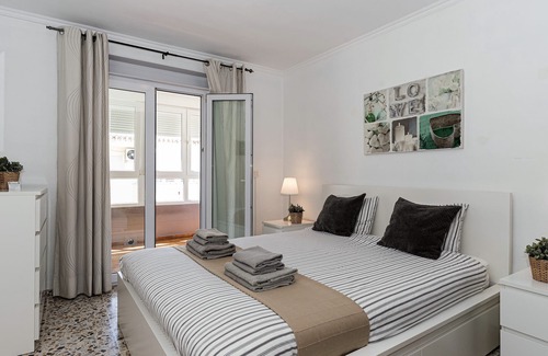 Nerja Apartment | Nerja centre - pool - Wifi - parking - air con - beach 250 mtr - 6 persons