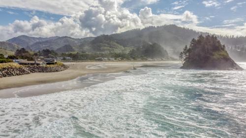 Neskowin House | Nestle Inn - Meredith Lodging