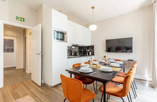 Vivienne Apartment | Nestled along the picturesque banks of La Seine
