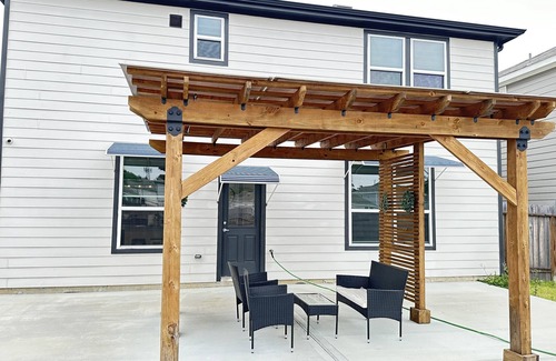 Spring House | Nestled Cozy 4-bedroom house with Loft, Pergola, WiFi, AC in enjoyable Spring
