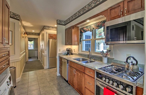 Jackson House | Nestlenook Victorian Condo ~6 Mi to Attitash!