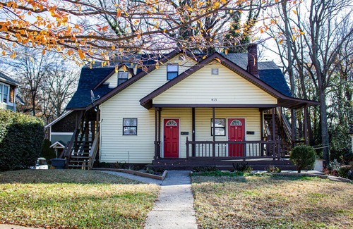 Wesley Heights Apartment | ♥NEW 1BR Apt|Walk to UPTOWN+FREE Parking|★ ★ ★ ★ ★
