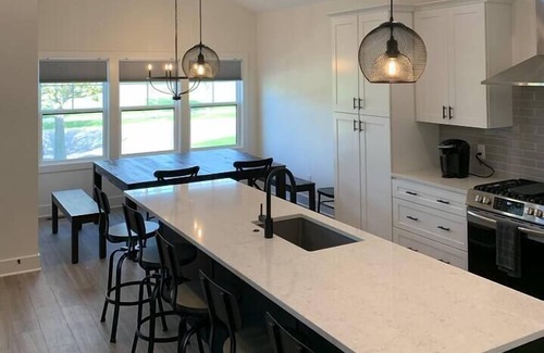 South Haven House | New 2,600 SF - 5BR - 10 Beds - Close to S. Beach - Pool