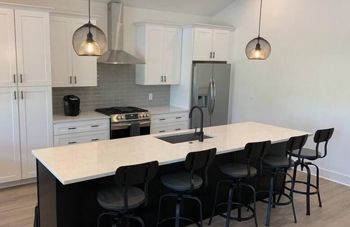 South Haven House | New 2,600 SF - 5BR - 10 Beds - Close to S. Beach - Pool