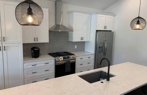 South Haven House | New 2,600 SF - 5BR - 10 Beds - Close to S. Beach - Pool