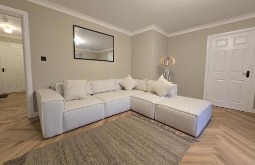 Trafford Apartment | New 2 Bedroom Appartment In Manchester - Stretford - Old Trafford Close to Football-Cricket Ground & City Centre