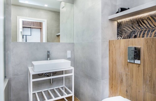 City Centre Apartment | New 2 bedroom Apt with balcony, aircon, near Old Town