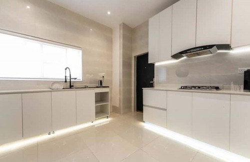 Lekki Phase 1 Apartment | *New* 2 comfortable bedrooms with King Size beds, 24/7 power supply