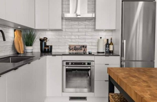 Downtown Kelowna Condo | New 20th floor 1 BR DT w/ lake & mountain views