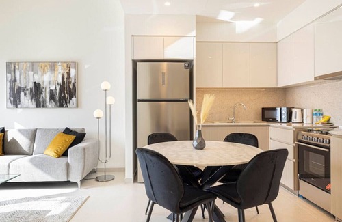 Downtown Dubai Apartment | New 2B | Burj Khalifa | Dubai Mall | 2 Pools | Gym