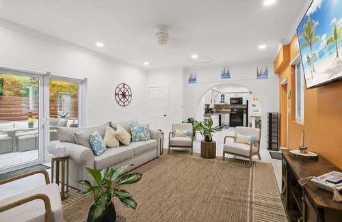 Jimmy Hill House | NEW 2BD/2.5 BATH near beach access and George town with PRIVATE POOL