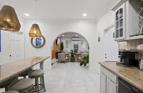 Jimmy Hill House | NEW 2BD/2.5 BATH near beach access and George town with PRIVATE POOL