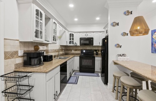 Jimmy Hill House | NEW 2BD/2.5 BATH near beach access and George town with PRIVATE POOL