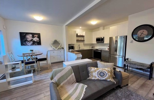 Langford House | NEW 2BR Victoria Suite: Family, Pet, Work-Friendly