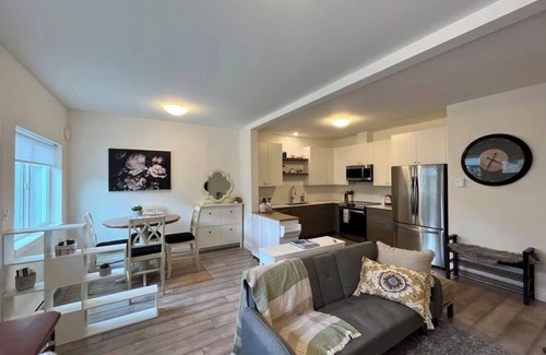 Langford House | NEW 2BR Victoria Suite: Family, Pet, Work-Friendly