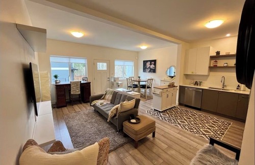 Langford House | NEW 2BR Victoria Suite: Family, Pet, Work-Friendly