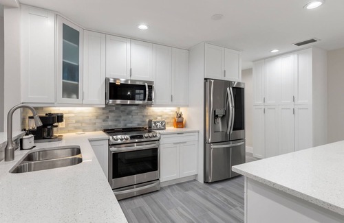 Sun Terrace House | NEW 3 Min to beach + Private Pool with 3 King Ensuites!