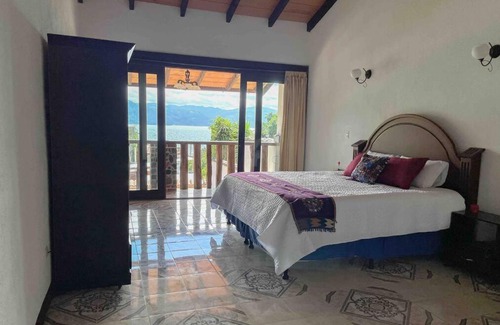 San Pedro La Laguna House | NEW ✮ 3 Spacious Bedrooms w/Lake View and Garden