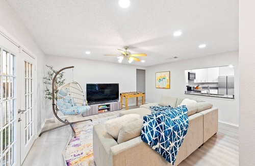 San Antonio Villa | New! 3B2B Villa, Pool, BBQ, Firepit, Yard Games, Bunk Bed, Family & Pet Friendly