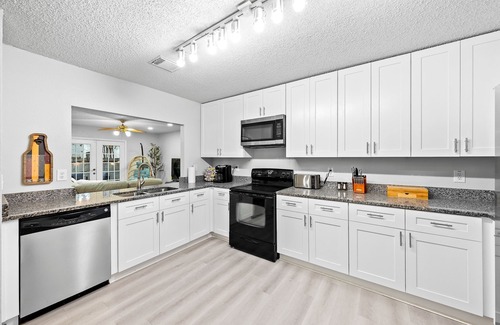San Antonio Villa | New! 3B2B Villa, Pool, BBQ, Firepit, Yard Games, Bunk Bed, Family & Pet Friendly
