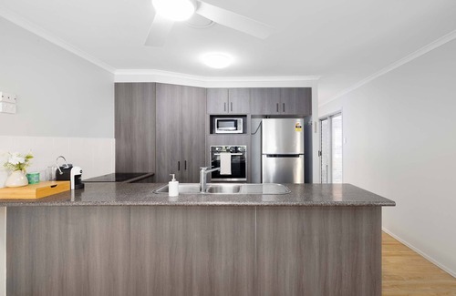 Helensvale House | NEW 3BR Serene Creekside Retreat in Helensvale