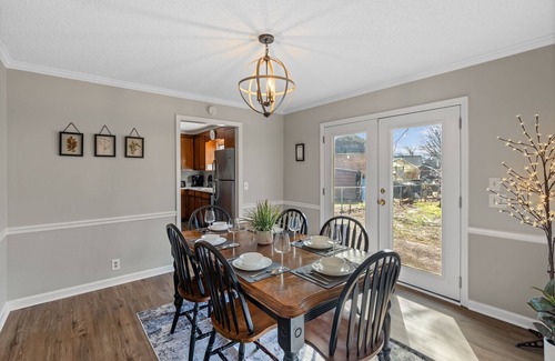Murfreesboro House | NEW, 4 TVs, big backyard! Near MTSU The Pink Key Cottage