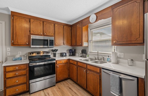 Murfreesboro House | NEW, 4 TVs, big backyard! Near MTSU The Pink Key Cottage