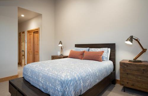 Truckee House | NEW 4BD Residence in the Signature Home Collection at Old Grenwood!