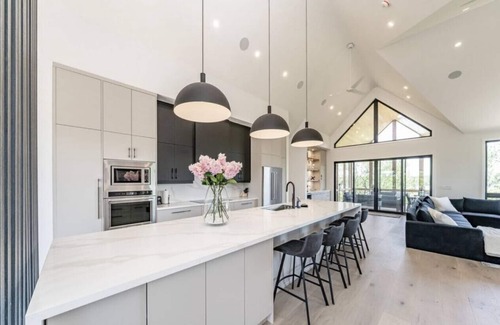 MacTier House | NEW 4BR Modern & Tranquil Muskoka Lakeview Cottage, Bball Court, Pool table!