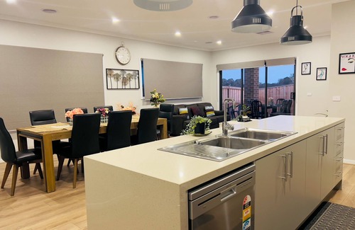 Charlemont House | New 4BR Retreat &Coastal Escape,15 mins to Geelong&Surf Coast with FREE Netflix