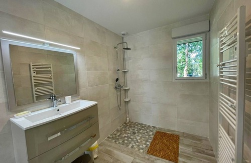 Mesquer House | New air-conditioned house for 4-6 people, 2km from the beach, with private woodland.