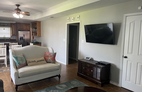 Port Bolivar Cottage | “New Ambiance” Enjoy this Lovely 2B/2B Beach Home! Sleeps 10! Beach access!
