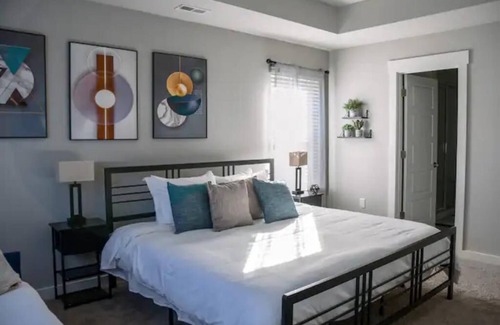 Murfreesboro House | NEW Artistic Abstract Abode/ Arcade Games & Wi-Fi