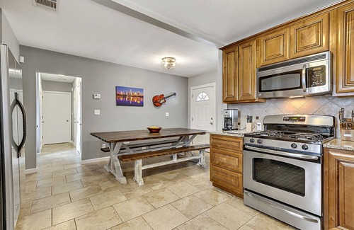Galindo House | (NEW) ATX Fun-Scape, 11 beds, 2 miles to downtown