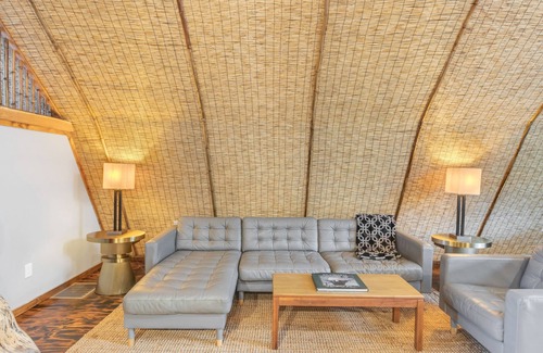 Sugar Grove House | NEW! Barn on private petting zoo farm with Hot Tub!