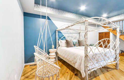 Sugar Grove House | NEW! Barn on private petting zoo farm with Hot Tub!