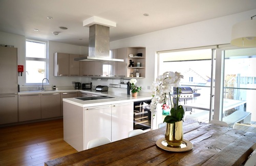 Malmesbury House | *NEW* Bauhinia House: Spa Access and Lakeside Home