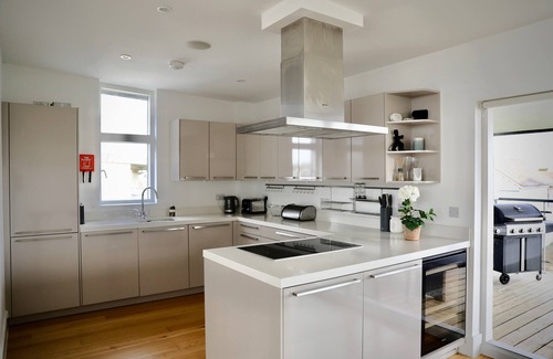 Malmesbury House | *NEW* Bauhinia House: Spa Access and Lakeside Home