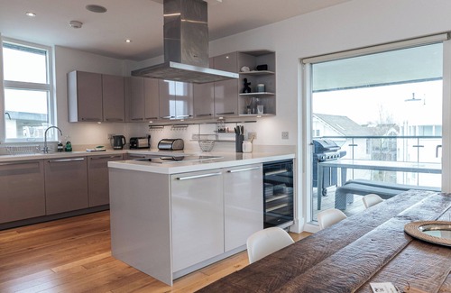 Malmesbury House | *NEW* Bauhinia House: Spa Access and Lakeside Home