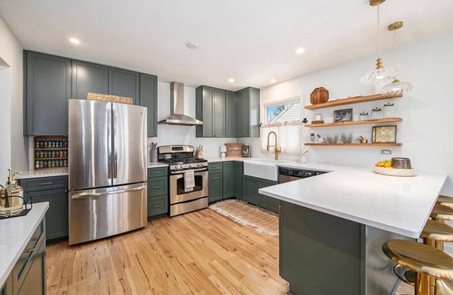 Sister Lakes Apartment | New Beach front 5bd in Sister Lakes w/Hot tub
